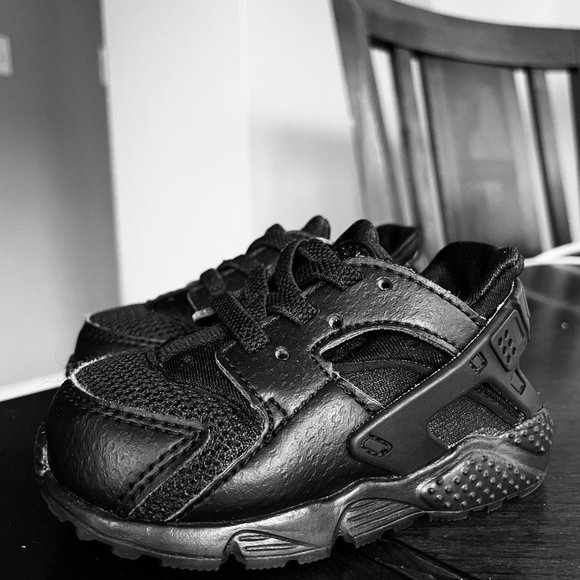 BLACK ON BLACK TODDLER NIKE HUARACHES SIZE 4C - Picture 2 of 5